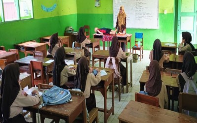 Siswa MTs Ma’arif NU 1 Kedungbanteng Asah Jiwa Kemanusiaan Melalui Latihan Rutin PMR