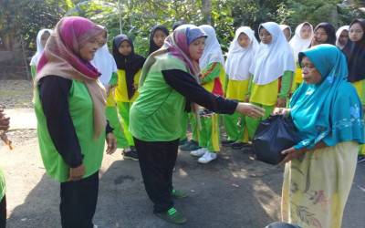 Peringati Harlahnya, MTs Ma'arif NU 1 Kedungbanteng Bantu Dhuafa